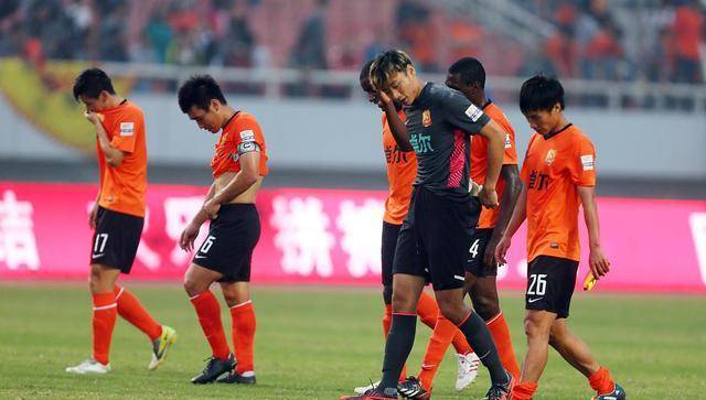 【泛亚电竞】
武汉卓尔输球草皮太湿滑？队员轻敌了？(图4)